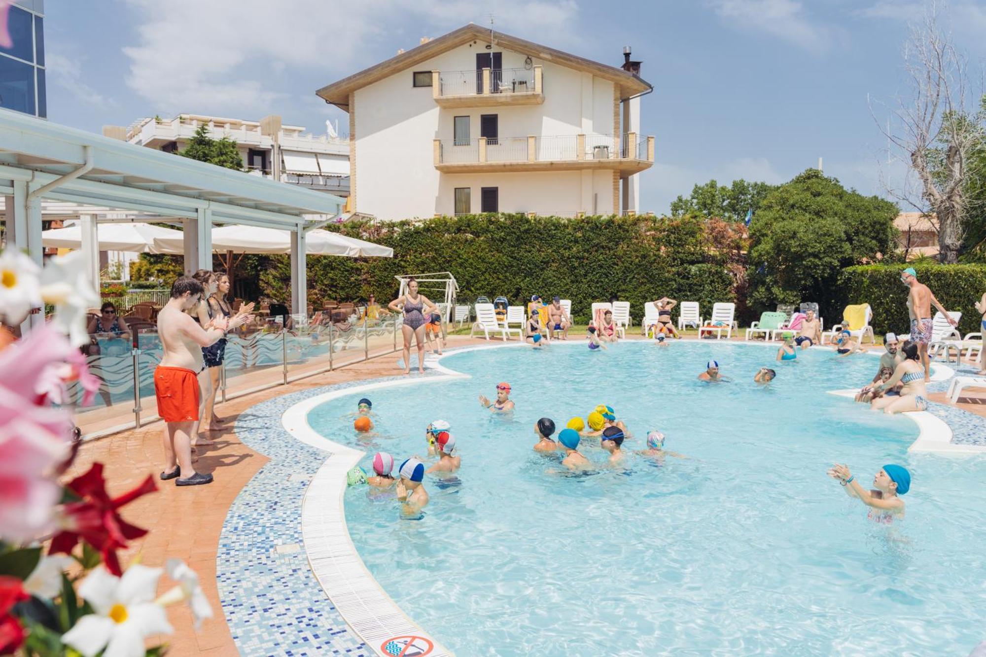 Hermitage Hotel Silvi Marina Exterior photo